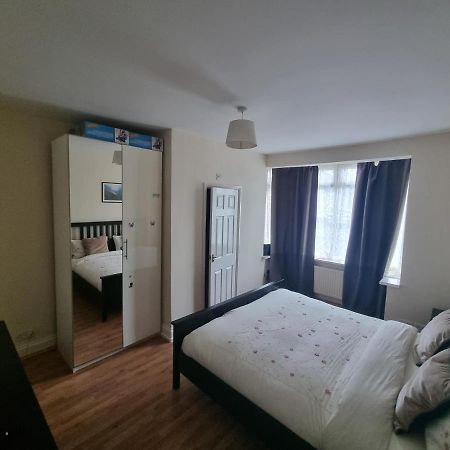 Апартаменти Guess Bungalow Wembley Лондон Екстер'єр фото